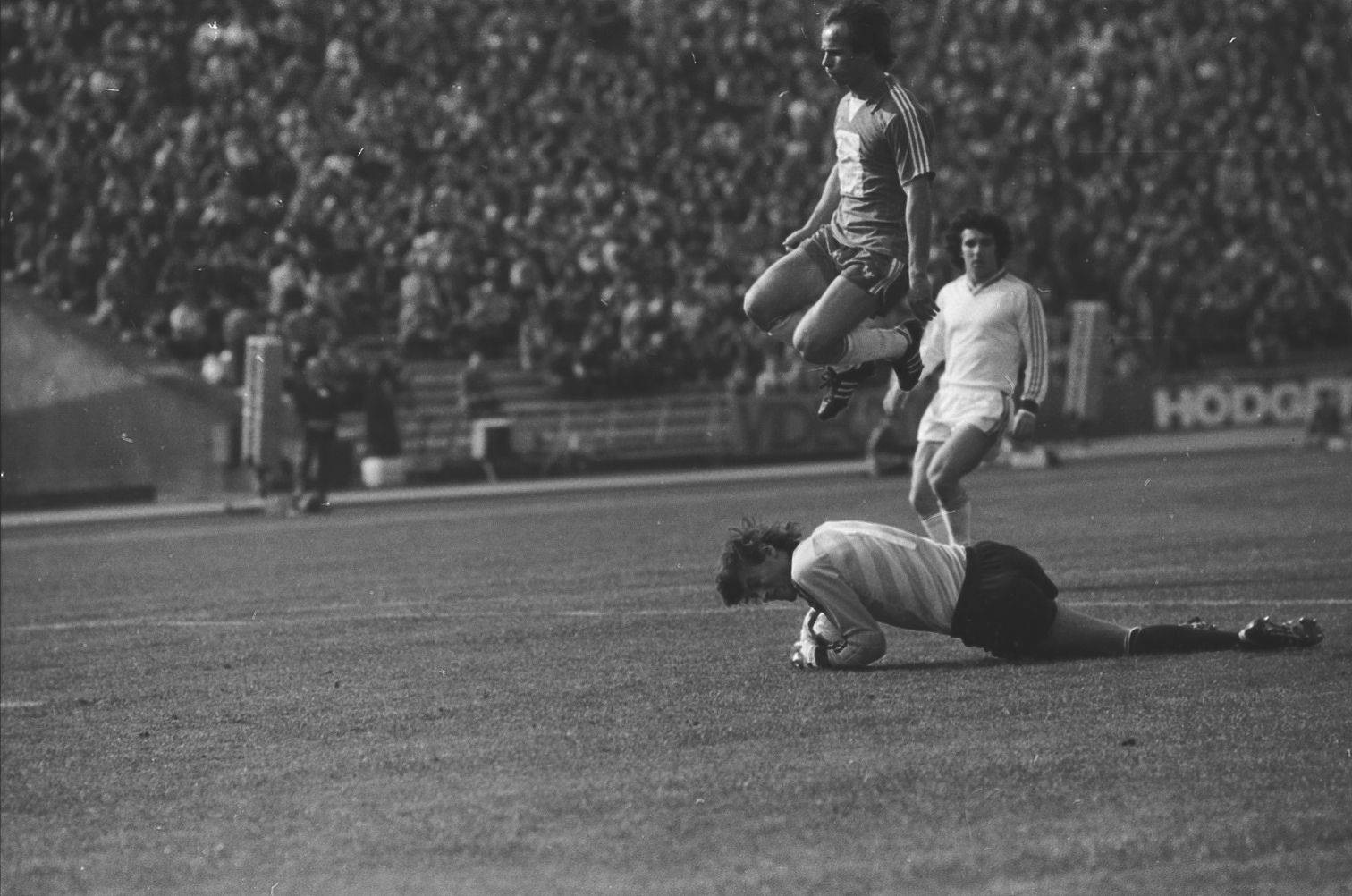 idokapszula_nb_i_1984_85_tavaszi_zaras_tabellaparade_nepstadionban_23_fordulo_bp_honved_u_dozsa_bodonyi_szendrei_szucs.jpg