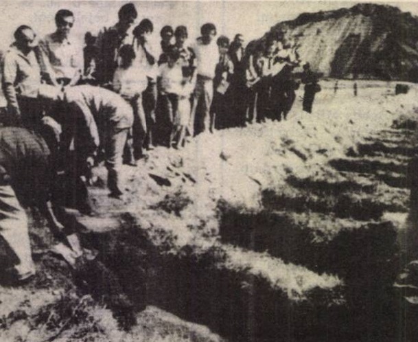 idokapszula_nb_i_1985_86_11_fordulo_mexikoi_foldrenges_aldozatok_temetese.jpg