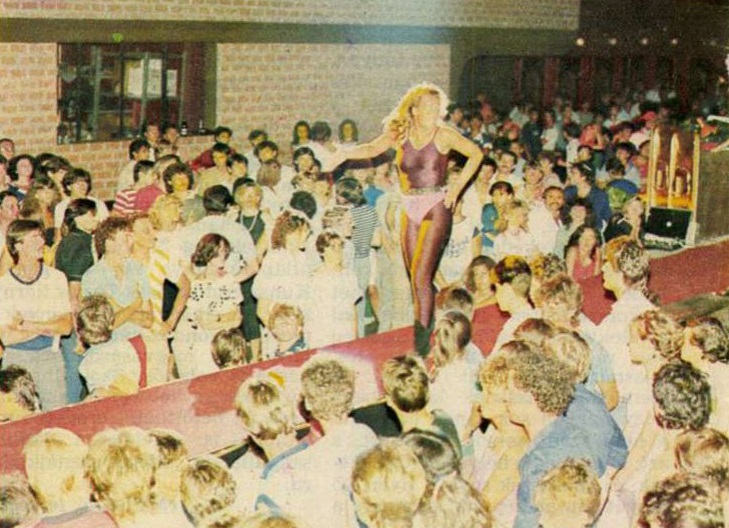 idokapszula_nb_i_1985_86_11_fordulo_petofi_csarnok_kifuto.jpg