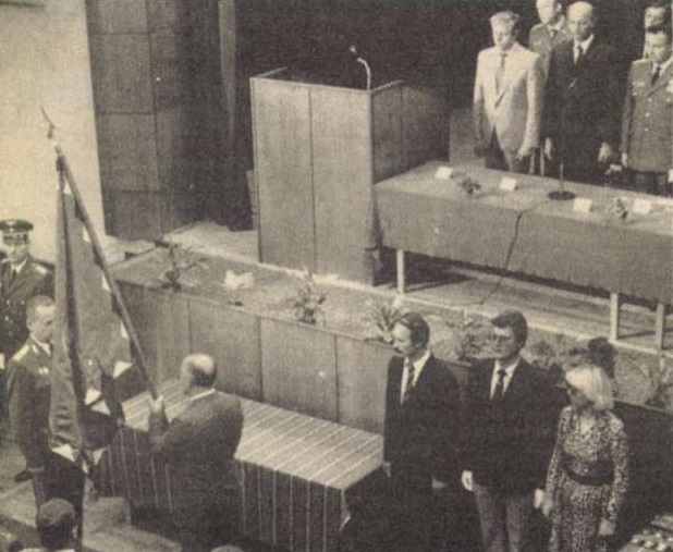 idokapszula_nb_i_1985_86_11_fordulo_szekesfehervari_csapatzaszlo_adomanyozas.jpg