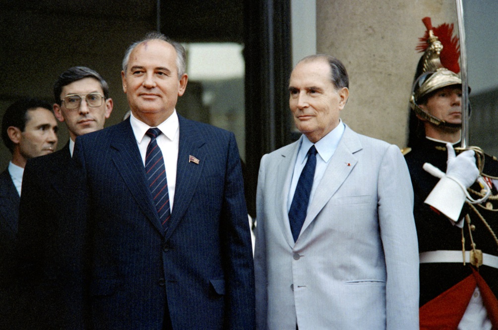 idokapszula_nb_i_1985_86_klubcsapataink_nemzetkozi_kupaszereplese_1_fordulo_2_kor_headlines_mihail_gorbacsov_francois_mitterrand.jpg