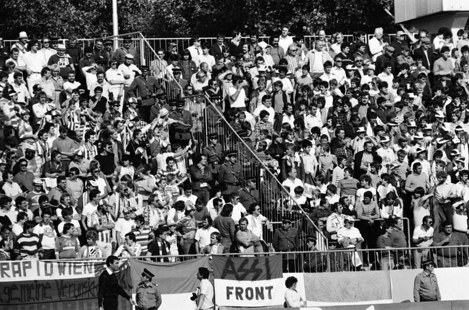 idokapszula_nb_i_1985_86_klubcsapataink_nemzetkozi_kupaszereplese_1_fordulo_2_kor_tatabanya_rapid_wien_szurkolok.jpg