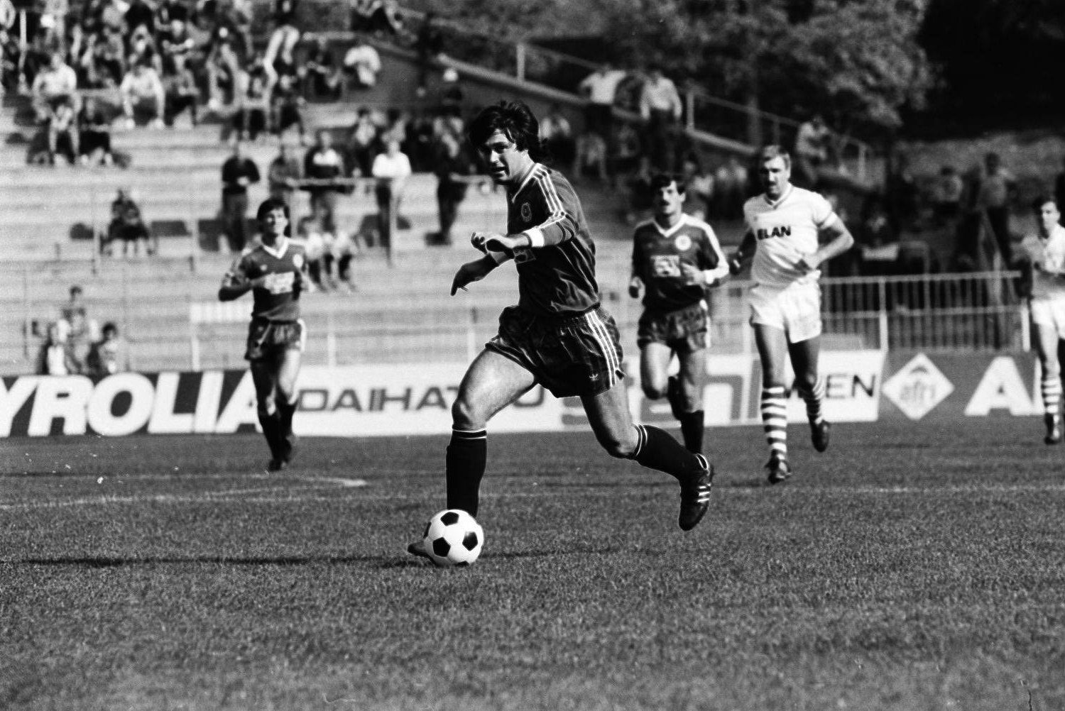 idokapszula_nb_i_1985_86_klubcsapataink_nemzetkozi_kupaszereplese_1_fordulo_2_kor_tatabanya_rapid_wien_tepszics_ignac.jpg