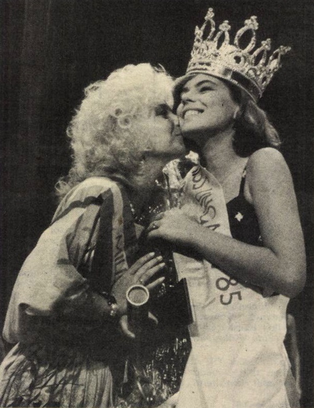 idokapszula_nb_i_1985_86_12_fordulo_molnar_csilla_gratulacio.jpg