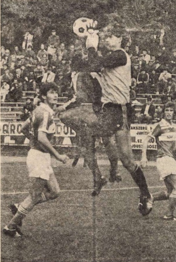 idokapszula_nb_i_1985_86_wales_magyarorszag_merkozes_nb_ii_debreceni_kinizsi_honved_szabo_lajos_se.jpg