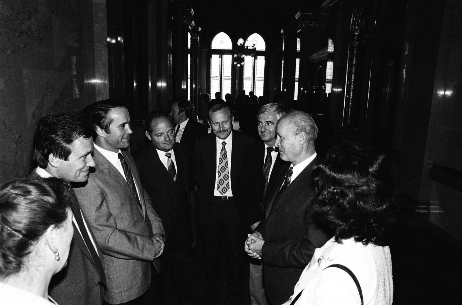 idokapszula_nb_i_1985_86_wales_magyarorszag_merkozes_orszaggyules_oszi_ulesszak_beszelgetes.jpg