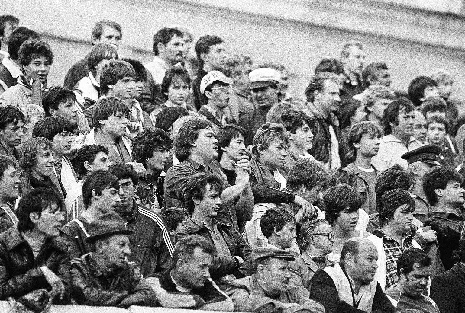 idokapszula_nb_i_1985_86_7_fordulo_mtk_vm_bp_honved_szurkolok.jpg