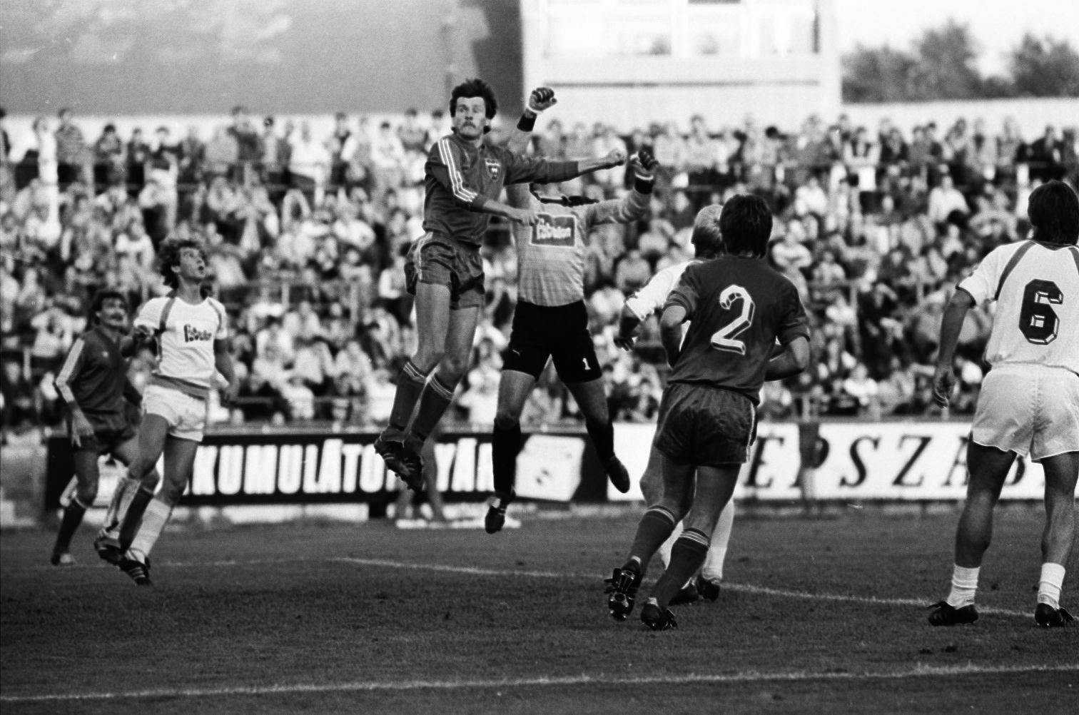 idokapszula_nb_i_1985_86_8_fordulo_vasas_videoton_szabo_jozsef_kakas.jpg