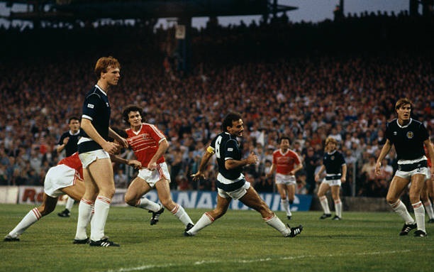 idokapszula_nb_i_1985_86_8_fordulo_vb_selejtezok_europai_7_csoport_wales_skocia_mark_hughes.jpg