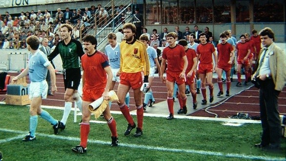 idokapszula_nb_i_1985_86_klubcsapataink_nemzetkozi_kupaszereplese_1_fordulo_1_kor_videoton_ff_malmo_csapatkapitanyok_kivonulas.jpg