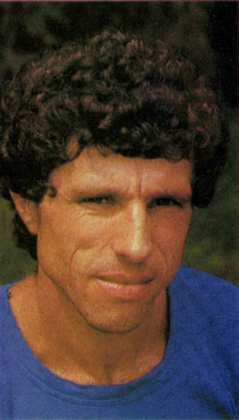 idokapszula_nb_i_1985_86_bevezetes_dmvsc_csapatkapitany_kiss_janos.jpg