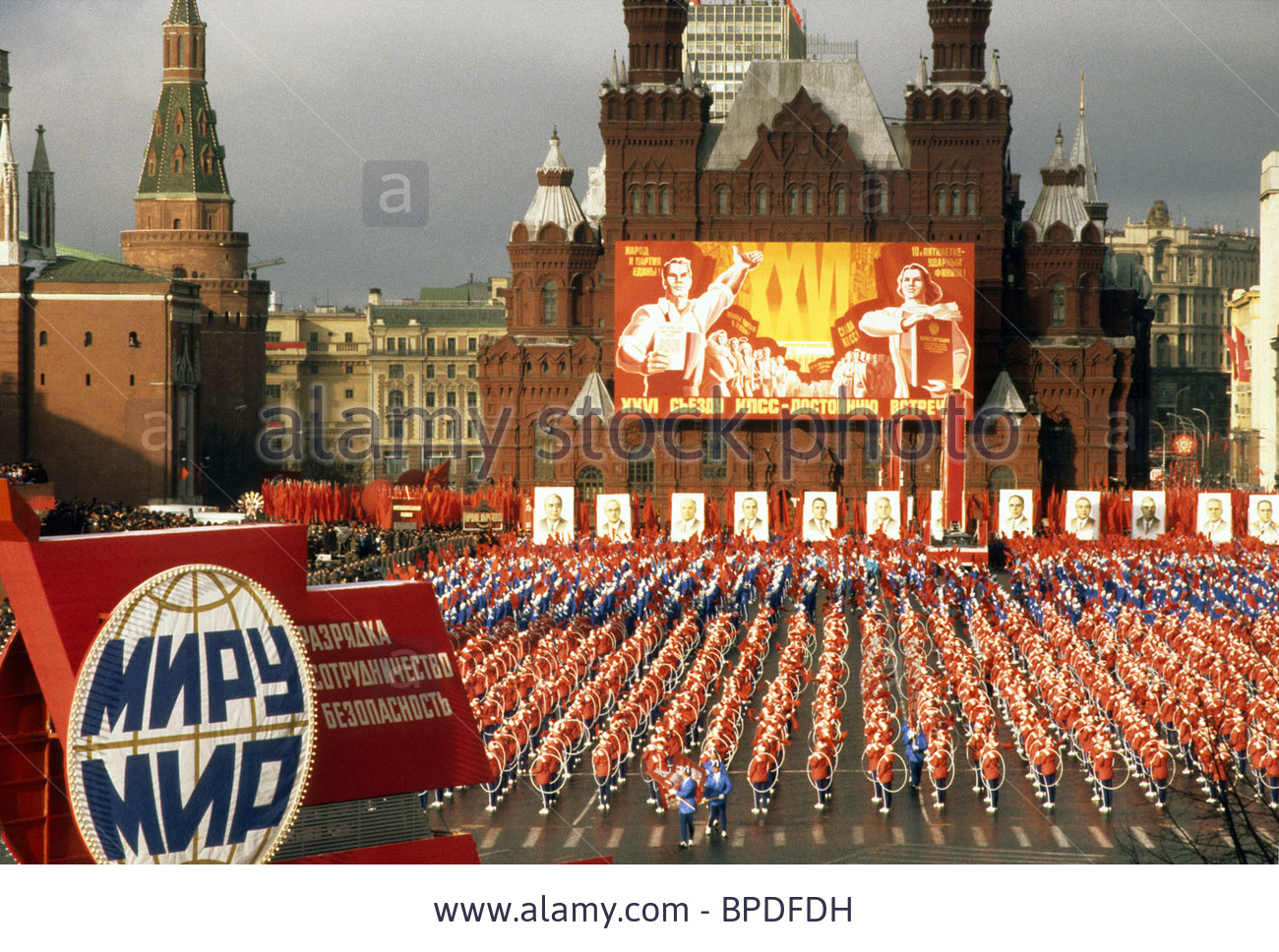 november-7-parade-in-red-square-1980-bpdfdh.jpg