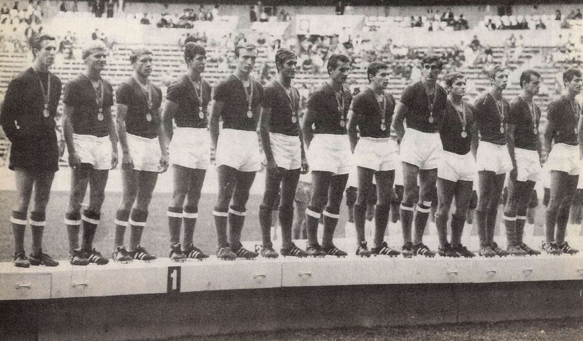 osztalynaplo_fazekas_laszlo_olimpiai_valogatott_1968_mexiko_csapatkep_dobogo.jpg