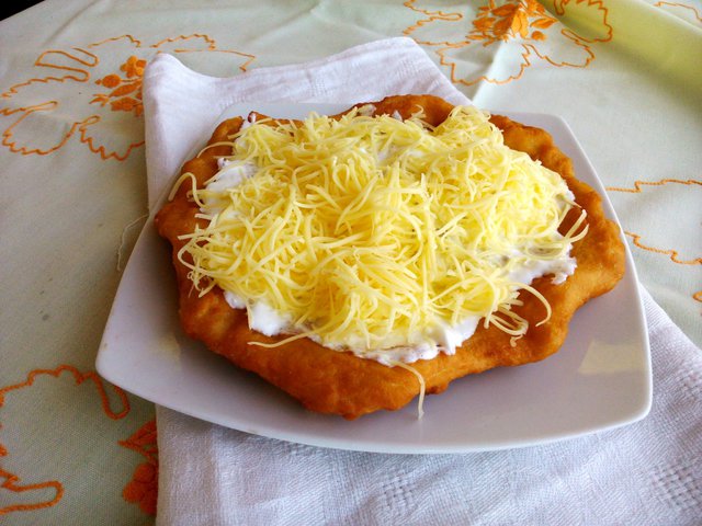 Engem egy sajtos pizzával vagy egy sajtos-tejfölös lángossal ki lehet nyírni