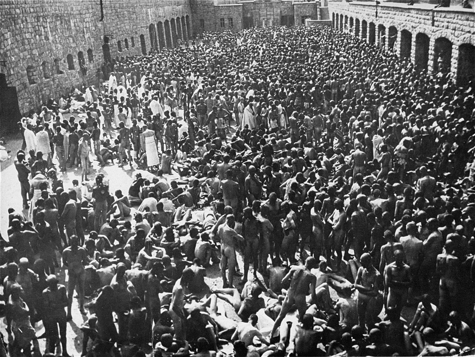 bundesarchiv_bild_192-207_kz_mauthausen_h_ftlinge_bei_der_desinfektion.jpg