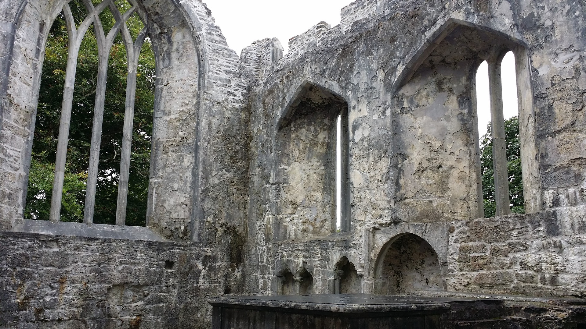 muckross-abbey-1683414_1920.jpg
