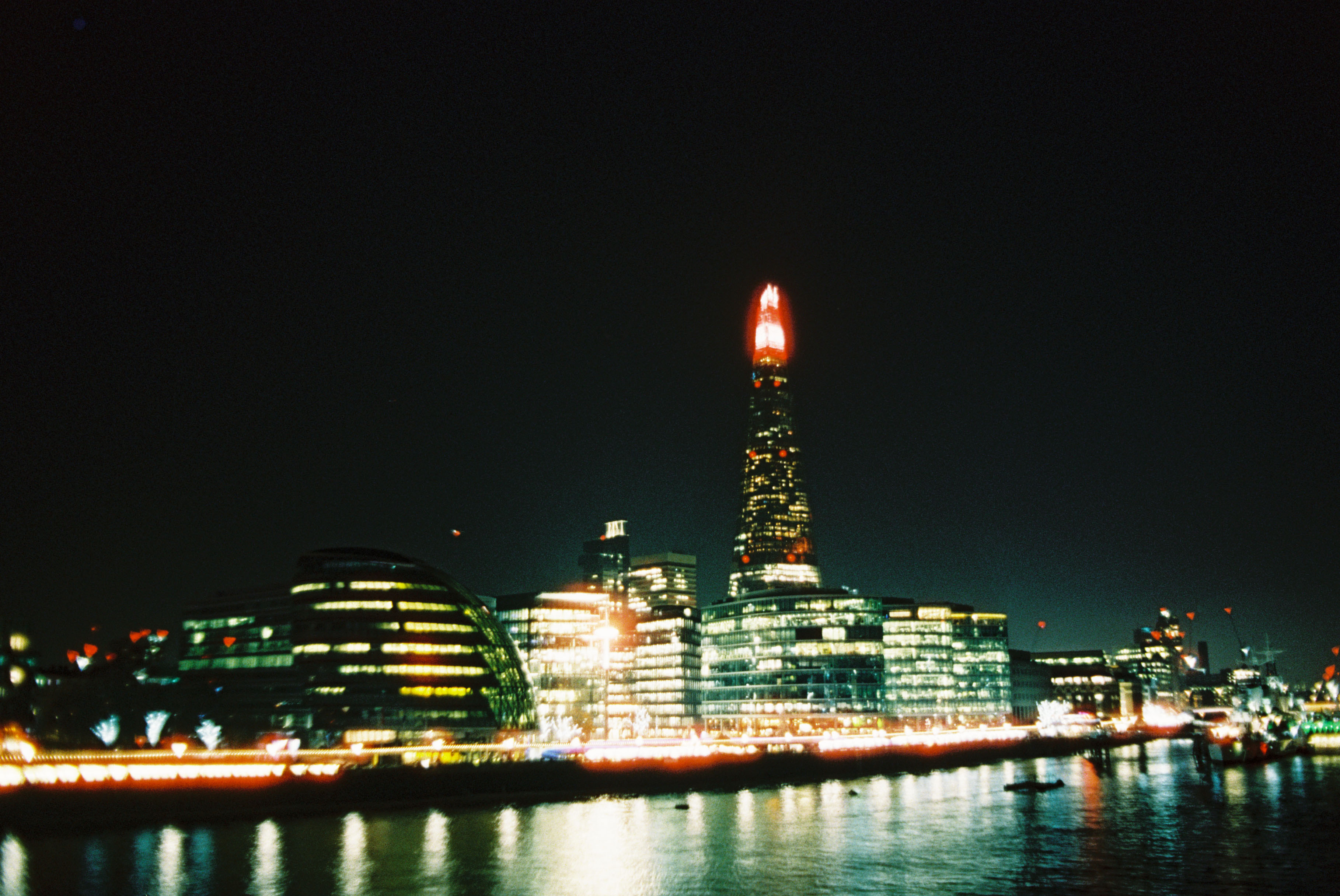 A Shard. Renzo Piano tervei alapján épült. Magassága 309,7 méter, ezzel Európa negyedik legmagasabb épülete, valamint az Egyesült Királyság második legmagasabb szabadon álló építménye. Mellesleg Londonban bárhol látható.