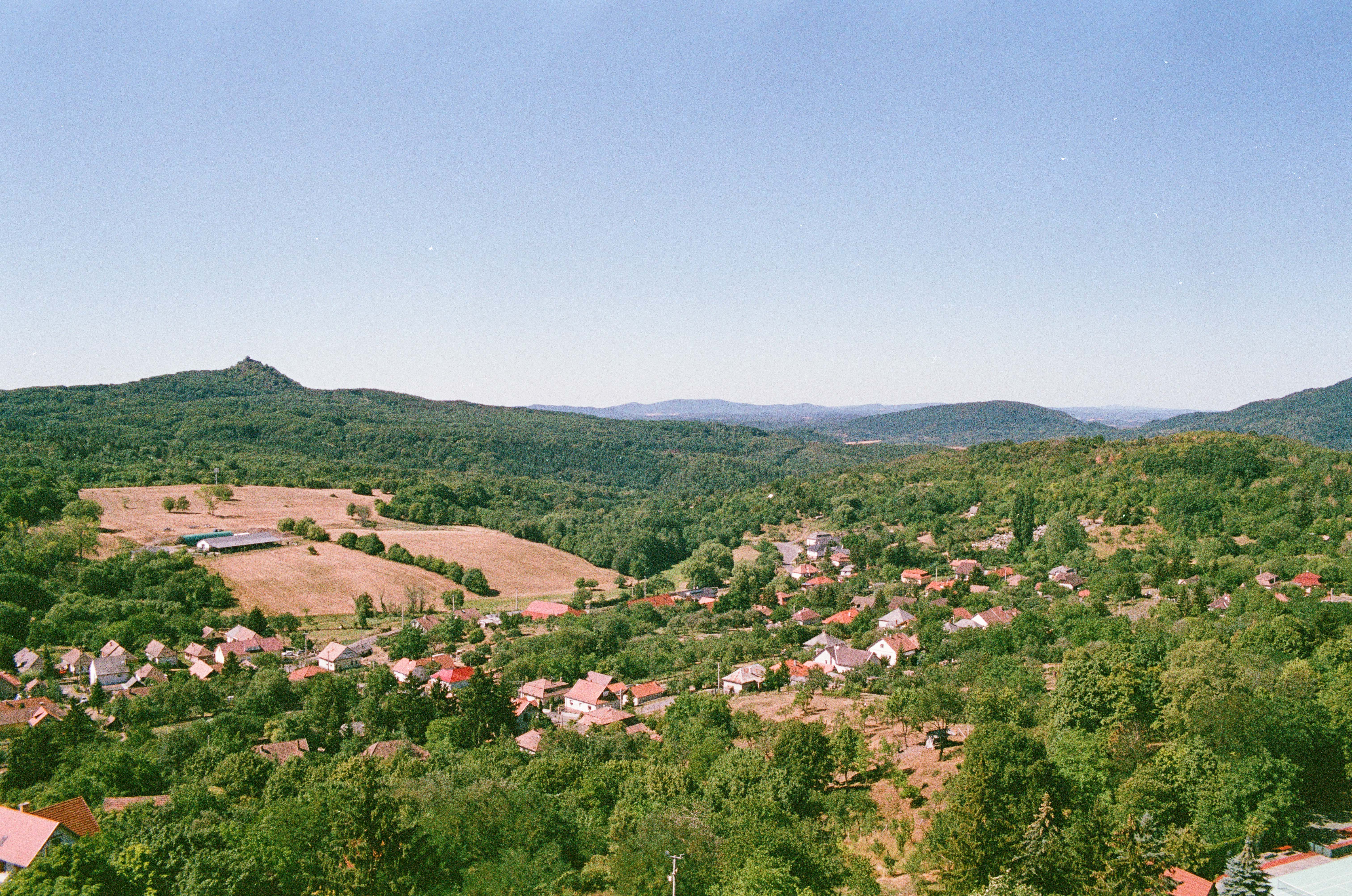 Látkép Magyarország felé,  a bal felső aranymetszéspontban Salgó várával.