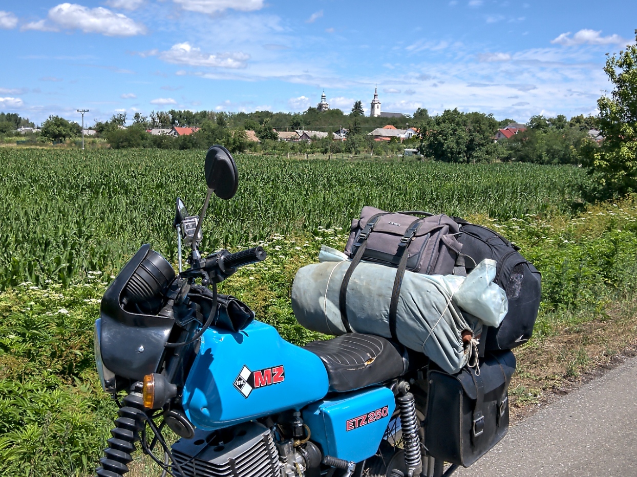 A földvár a távolból.