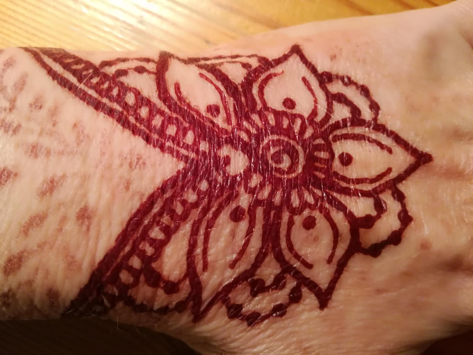 Bordó ‘henna‘ pasztával festett minta nyomata