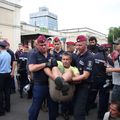 A rendőrök elviszik a Közlekedési Múzeumtól a tüntetőket