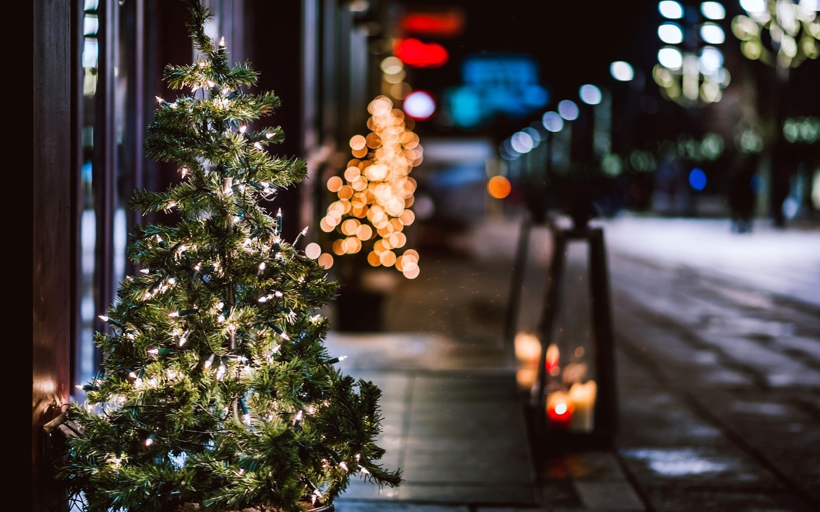 7039258-christmas-tree-garland-lights-city-street-night-winter.jpg