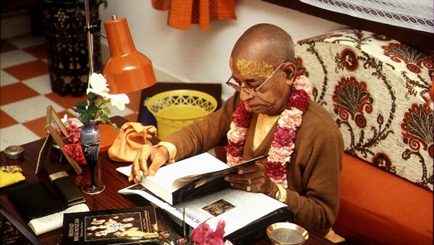 srila-prabhupada-reading-srimad-bhagavatam-620x350.jpg