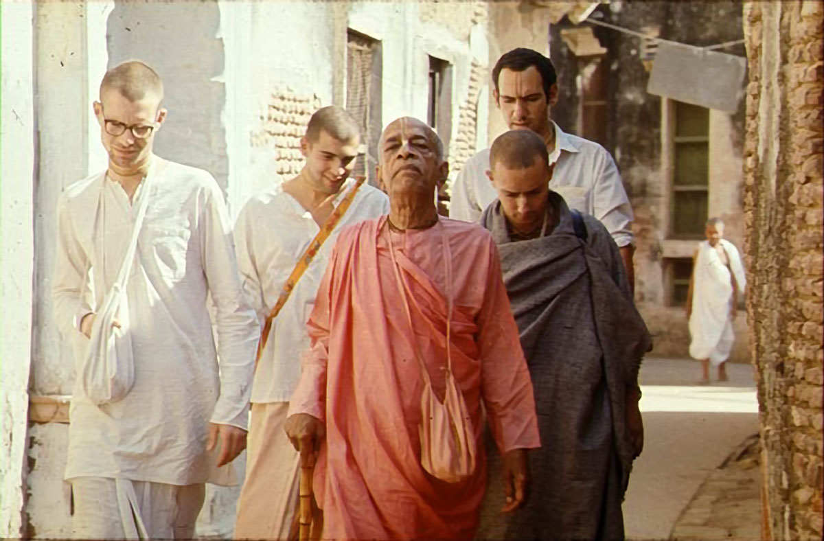 srila-prabhupada-walks-through-vrindavan-with-disciples.jpg