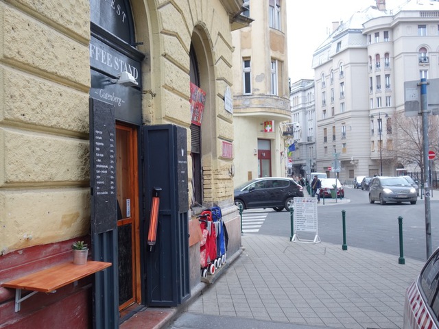 3 négyzetméteres kávézó nyílt Pesten, a vendégek nem férnek be