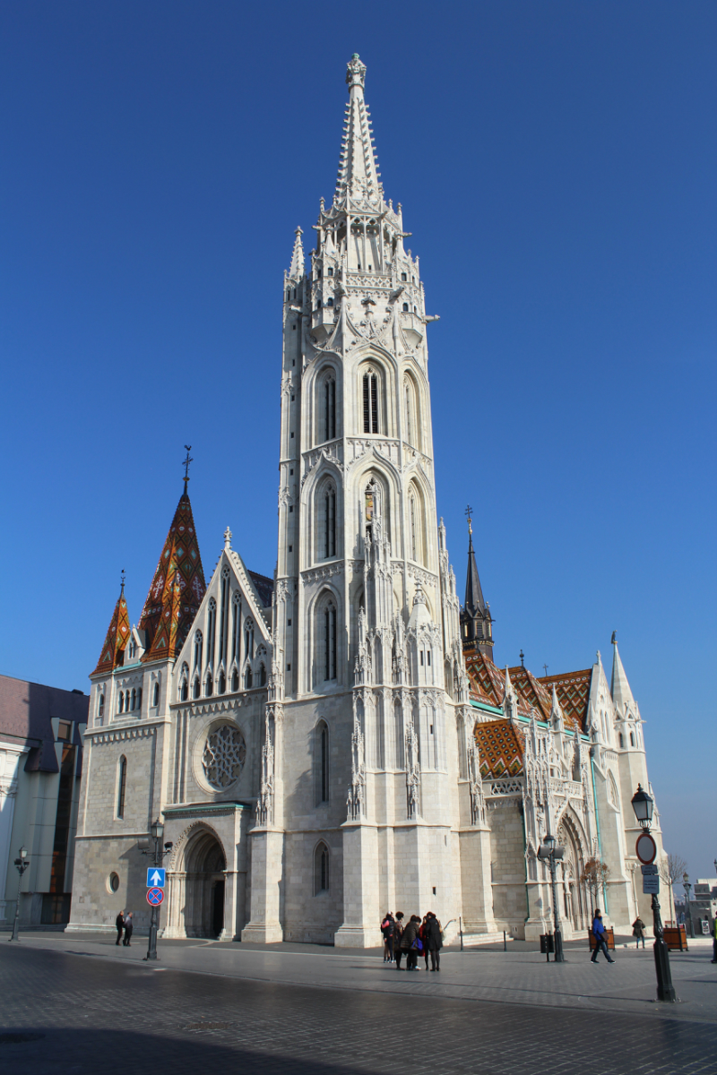 Mátyás-templom, Budai Vár. Több stílus és építész, mai formájának stílusa neogótika, tervezője Schulek Frigyes, Zsolnay-porcelán tetőcserepek.