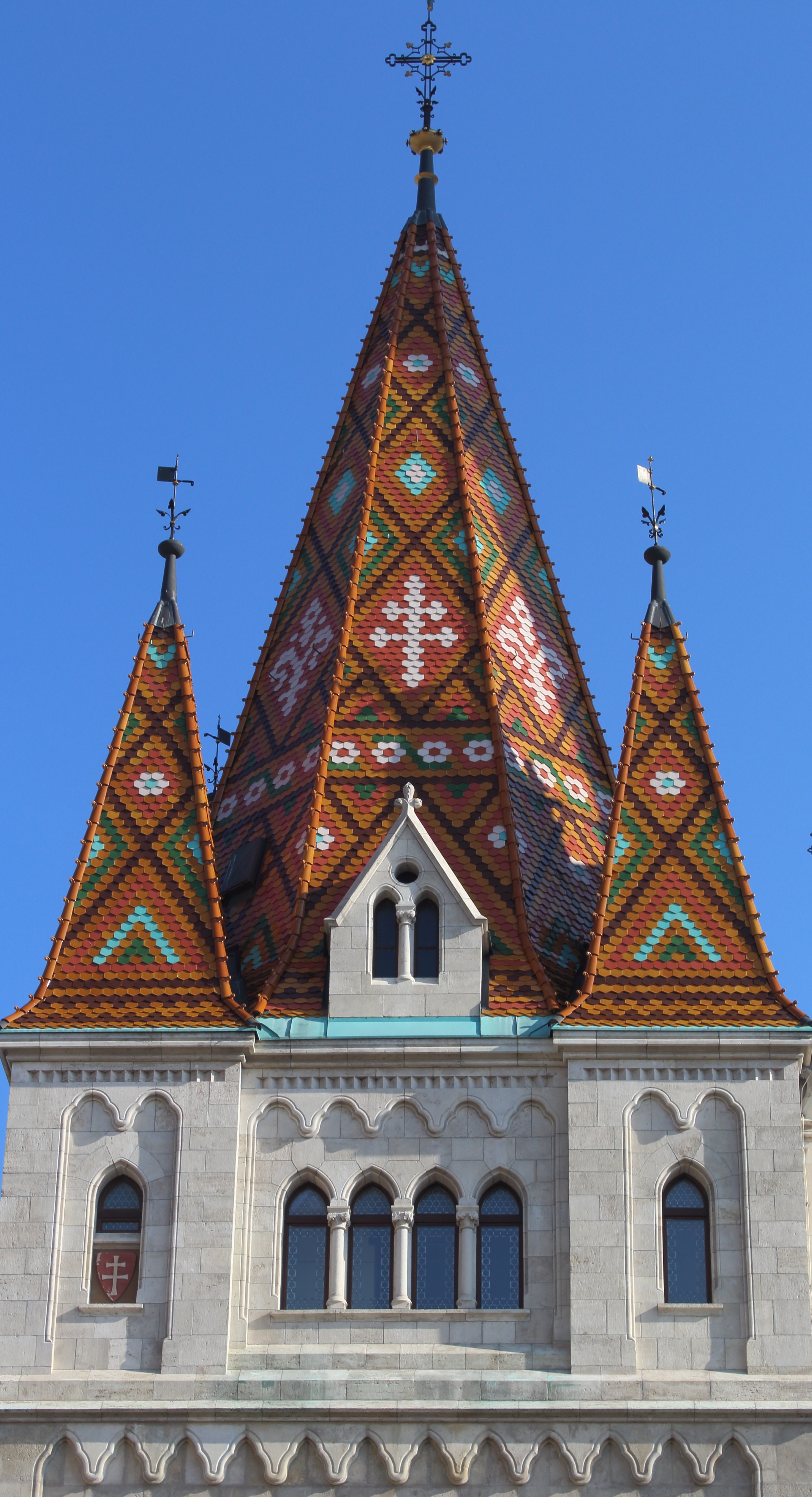 Mátyás-templom, Budai Vár. Több stílus és építész, mai formájának stílusa neogótika, tervezője Schulek Frigyes, Zsolnay-porcelán tetőcserepek.