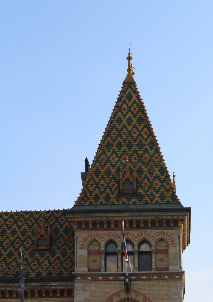 Központi Vásárcsarnok, Fővám tér. Stílus: historizáló, építész: Pecz Samu, Zsolnay-porcelán tetőcserepek.