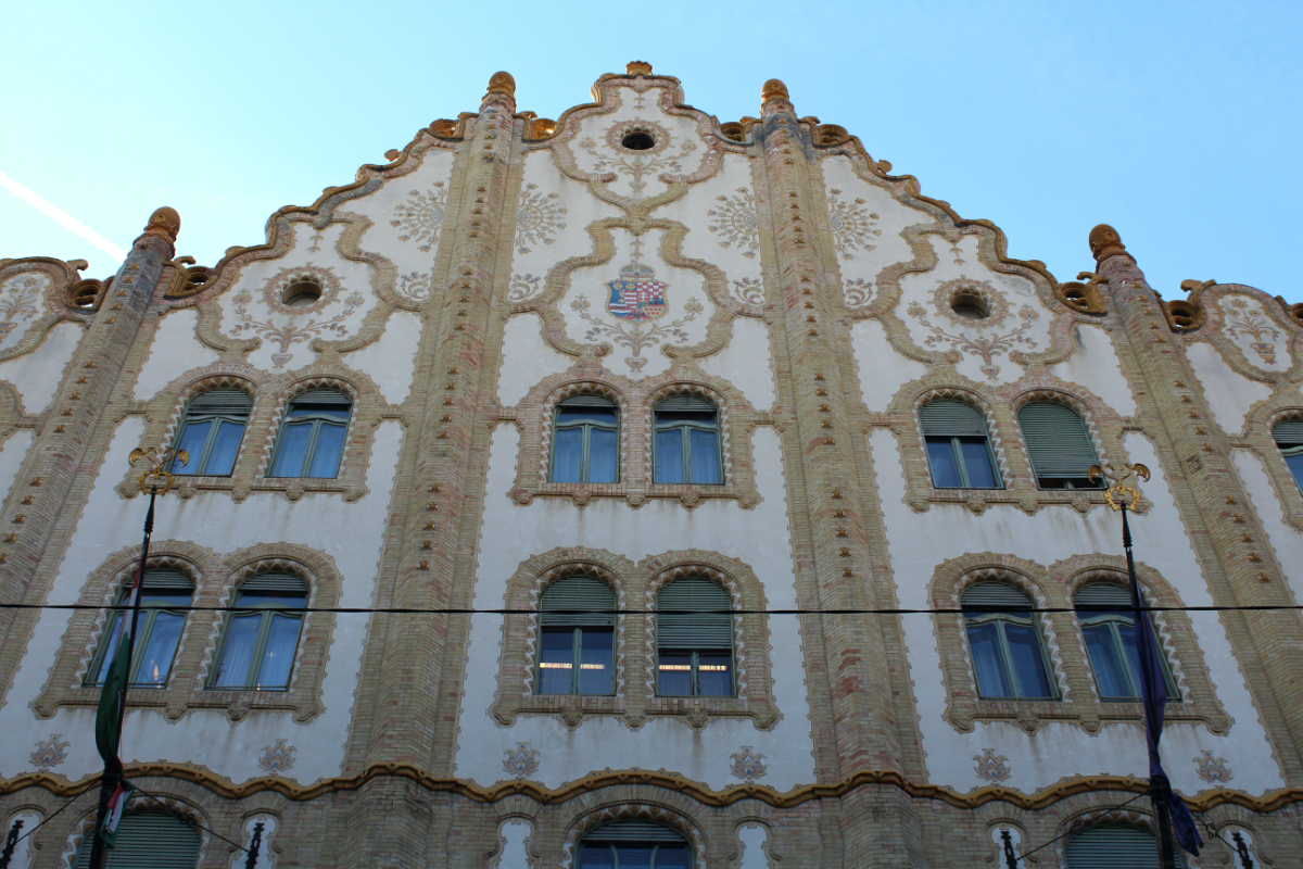 Postatakarékpénztár, Hold utca. Stílus: szecesszió, Építész: Lechner Ödön, Zsolnay-porcelán tetőcserepek.