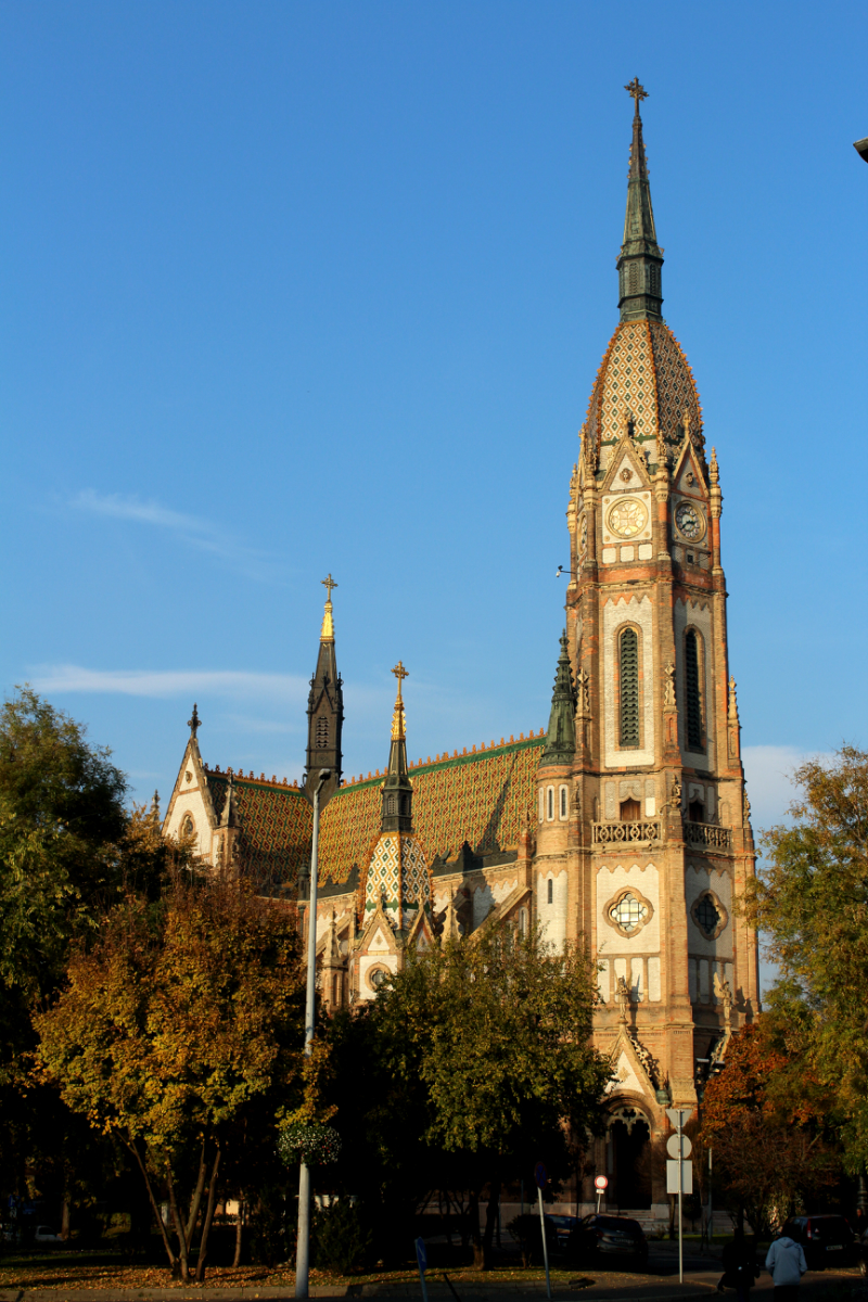 Kőbányai Szent László-templom. Stílus: eklektika-szecesszió, Építész: Lechner Ödön, Zsolnay-porcelán tetőcserepek.