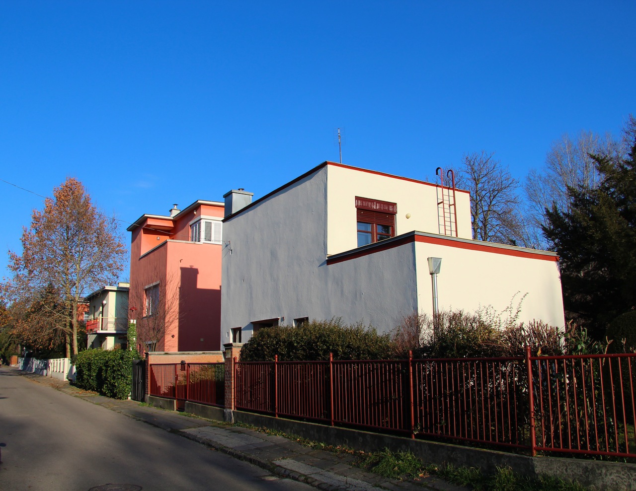 Bauhaus utcarészlet, Napraforgó utcai kísérleti lakótelep (1931)