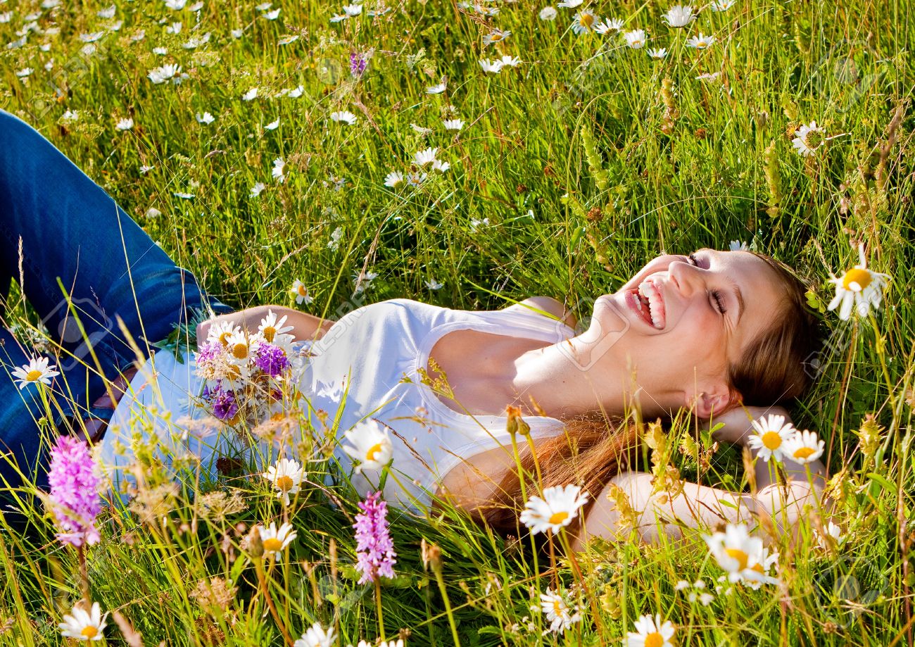 14053556-hermosa-ni_a-acostado-en-un-verano-de-flores-prado.jpg