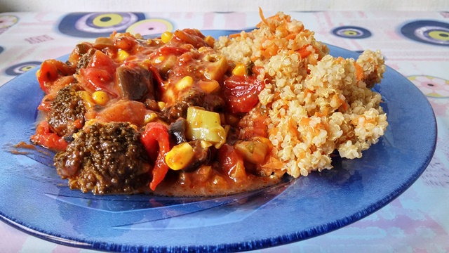 A quinoa egyszerűsége feldobta a fűszeres görög zöldségragut