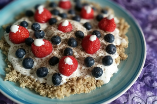 Quinoa joghurttal és gyümölccsel