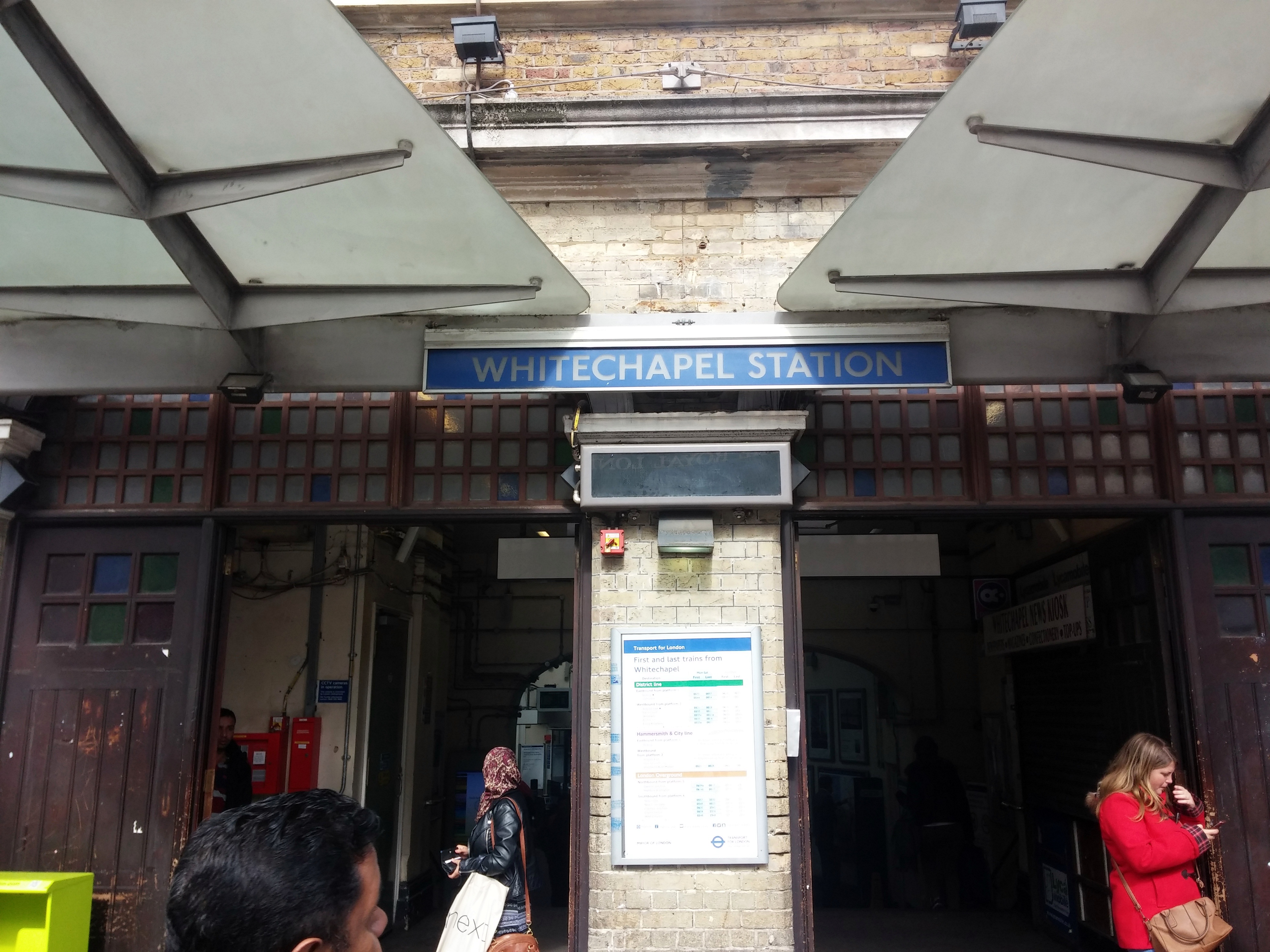 Whitechapel Station - jobb és bal kéz felől is árusok sorakoznak.