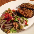 Gombával töltött padlizsán tésztasalátával (vegán recept)