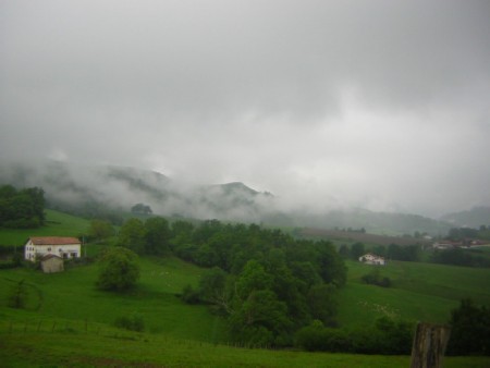 Pireneusok köd zöldellő mező házak 2009. május 6-án