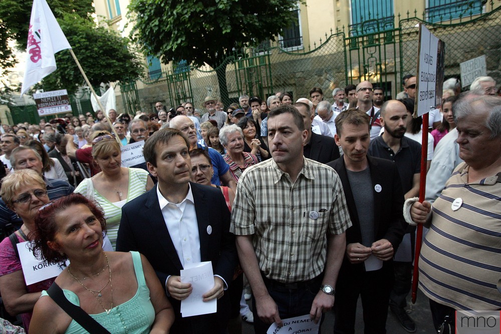 bajnai_demonstracio_lendvay_utca.jpg apu és anyu.jpg