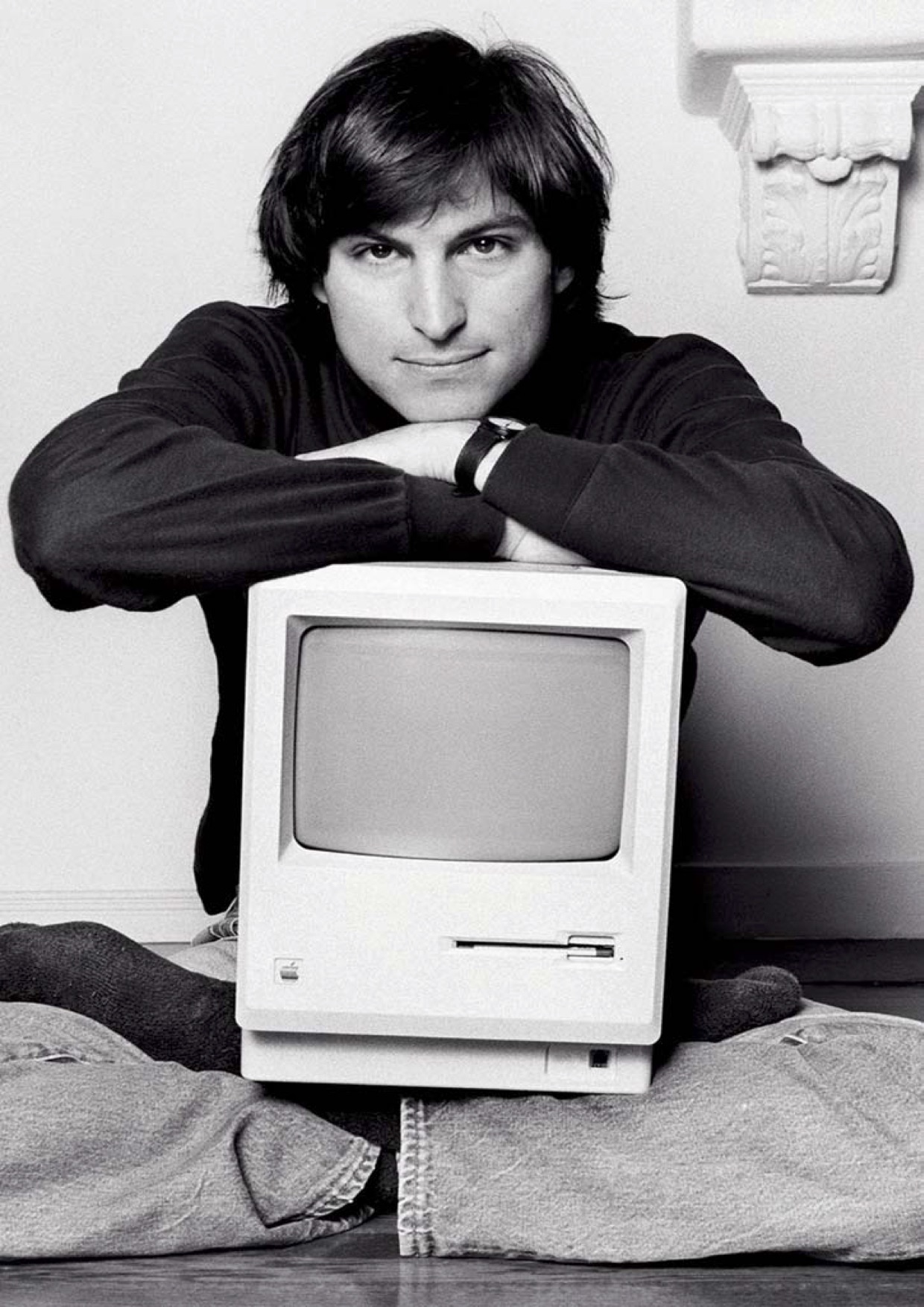 steve_jobs_with_thw_macintosh_kep.jpg