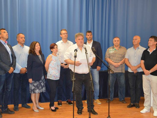 A KRESZ-parkot megrongáló és az "Egyszerűen senkik vagytok!" videón szereplő képviselő is újra indul ősszel