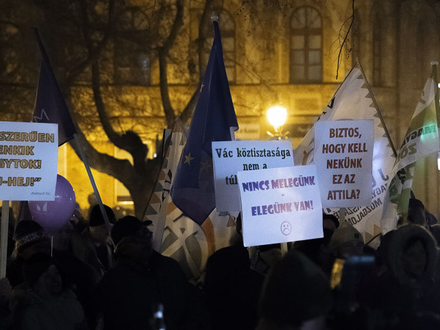 400 ember tüntetett Vácon a -9 fokos hidegben