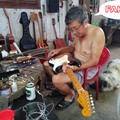 A shameless guitar faker from Vietnam