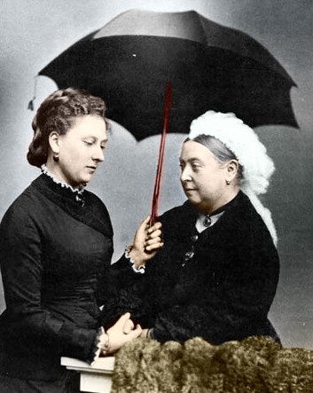 princess_beatrice_mourning_with_queen_victoria.jpg