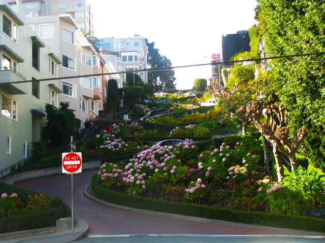 200 hely, amit látnod kell: Lombard street, San Francisco, USA