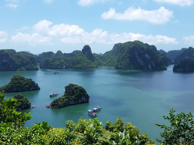 200 hely, amit látnod kell: Halong - Bay, Vietnám