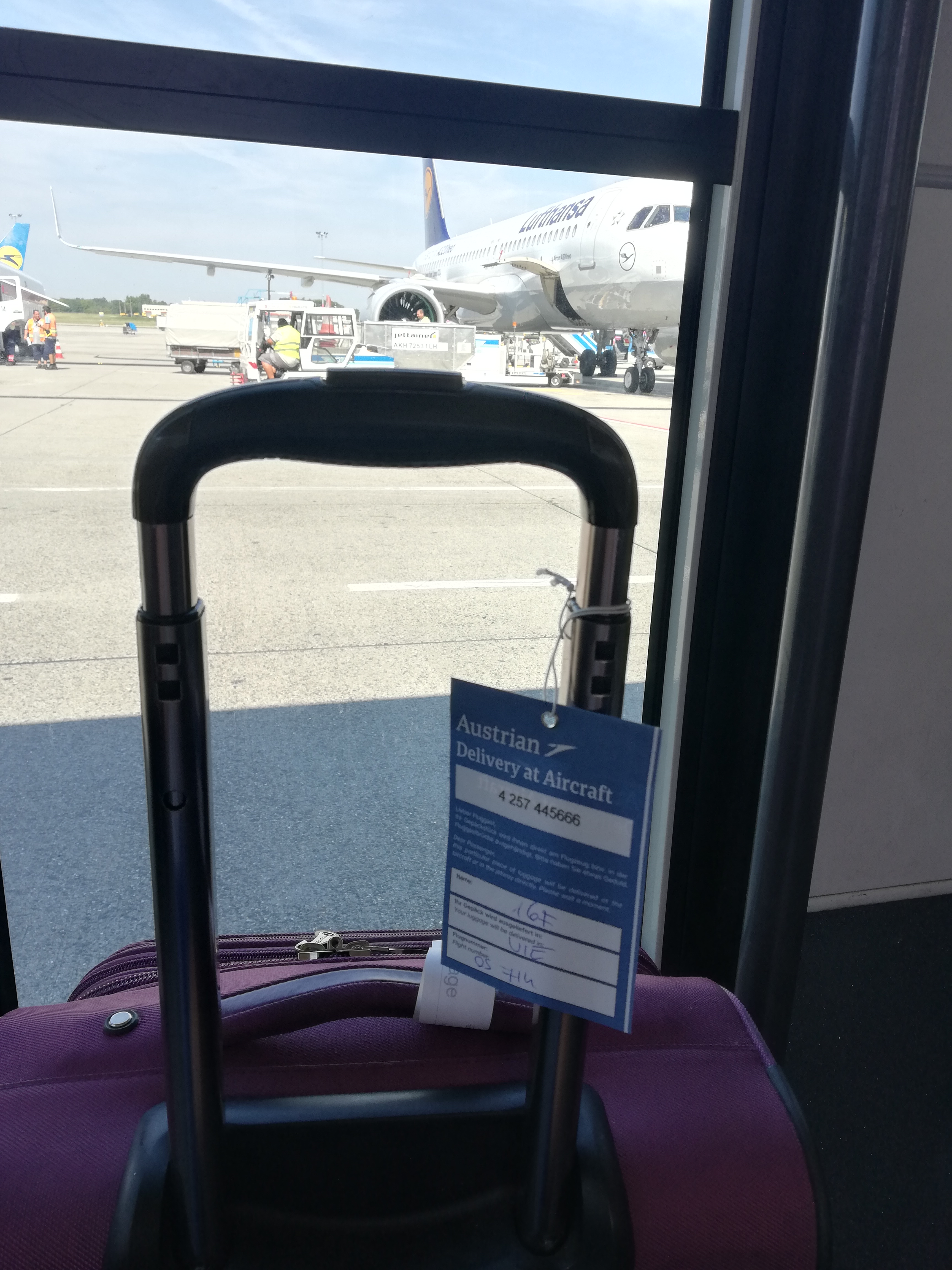 Már boarding, vagyis szállunk fel a reptérre, az Austrian Airlanes megtagelte a poggyászom
